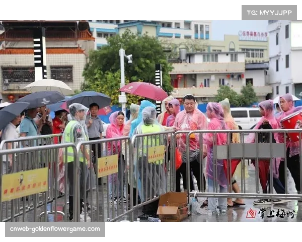 雨中激战,河南队与梅州客家球员多次滑倒引现场惊呼 雨中激战,河南队与梅州客家球员多次滑倒引现场惊呼